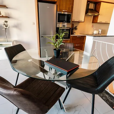 The With A Path To The Sea Apartment *